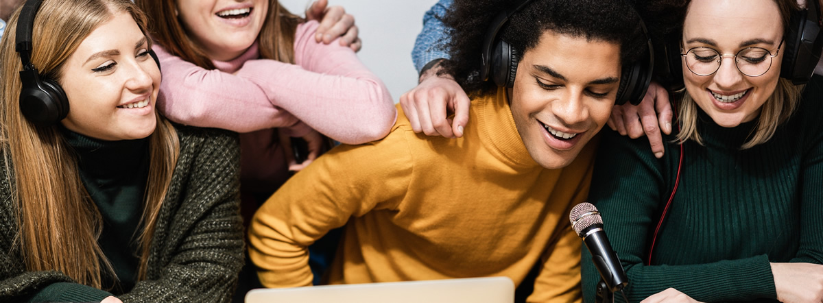 Jugendliche nehmen an einem Podcast teil.