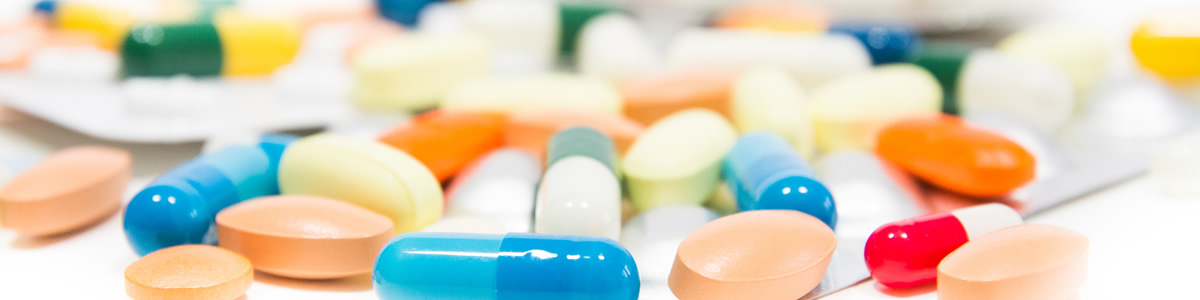 Foto von zahlreichen Pillen in verschiedenen Farben